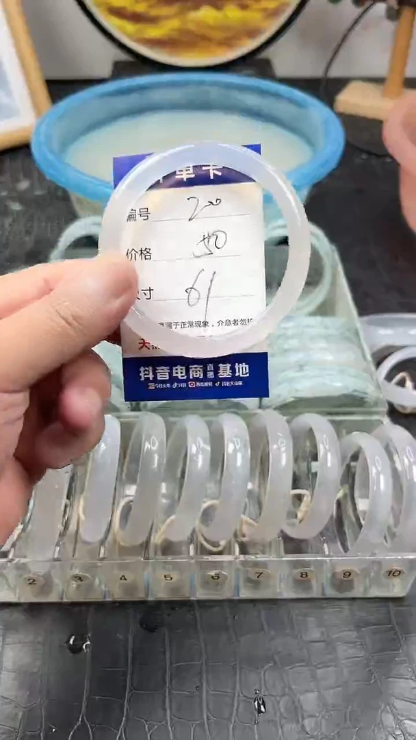 未镶嵌玛瑙手镯刘**.200玛瑙手镯