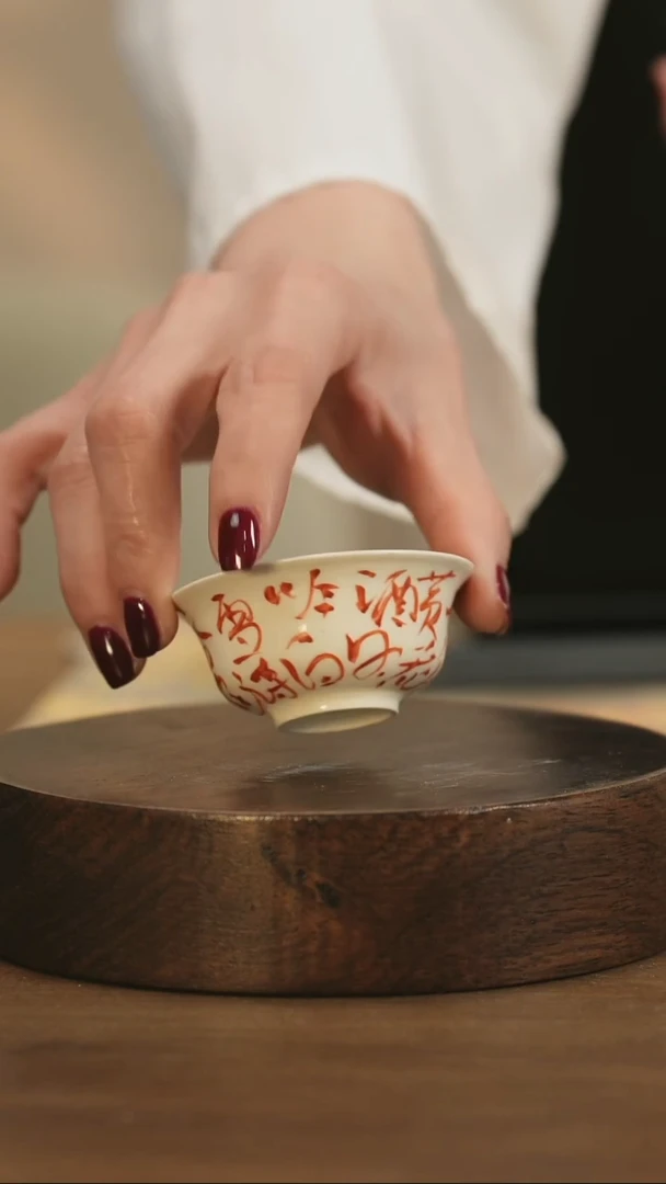 【闪购商品】景德镇手工釉里红山隅小杯