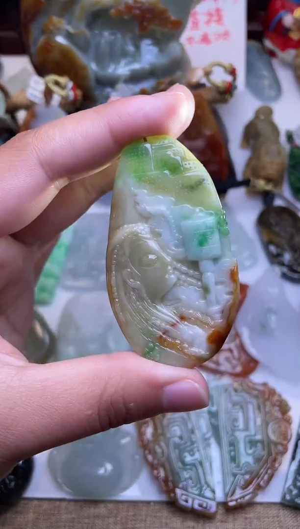 颈饰未镶嵌翡翠女孩