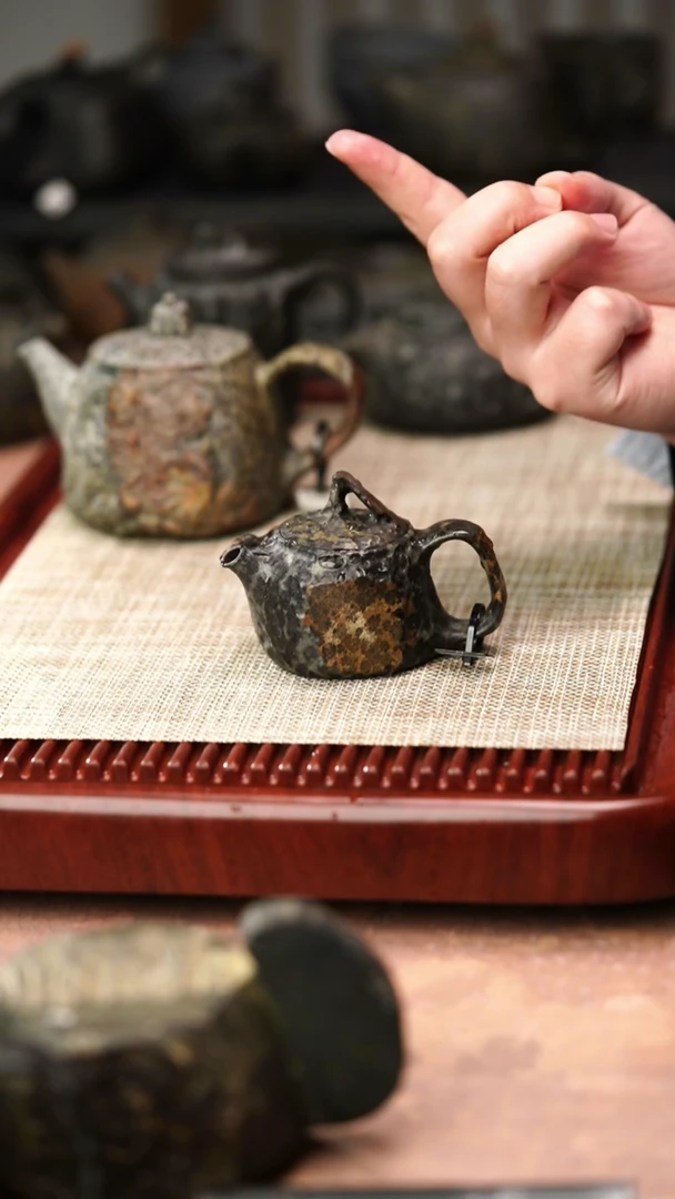 陈国立老师作品冰碛岩重工雕刻原皮随形壶
