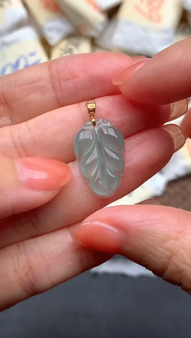 18K金镶嵌挂件翡翠1