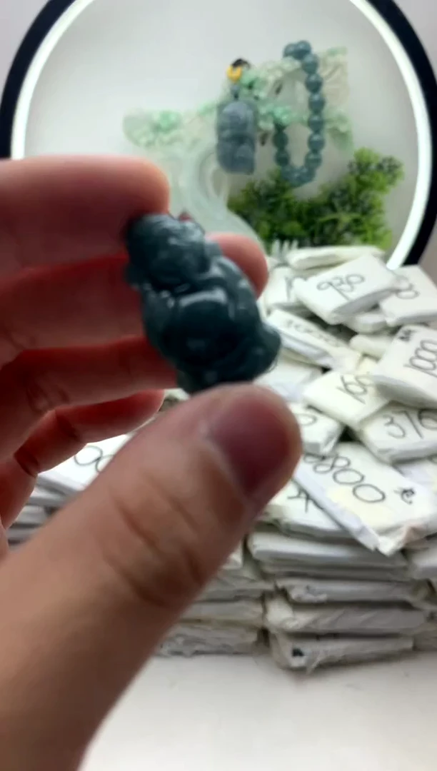 翡翠未镶嵌颈饰小财神