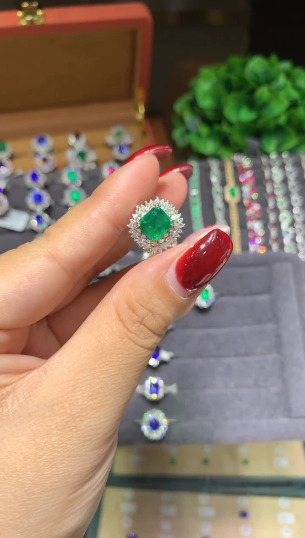 18K金镶嵌戒指祖母绿1.89ct