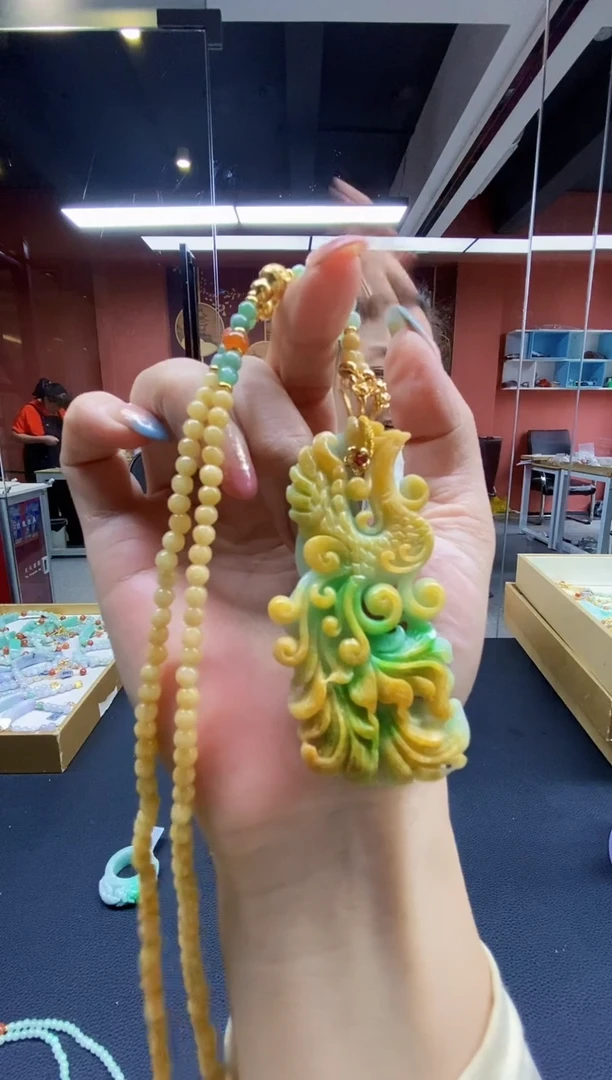 颈饰未镶嵌翡翠我****?翡翠吊坠