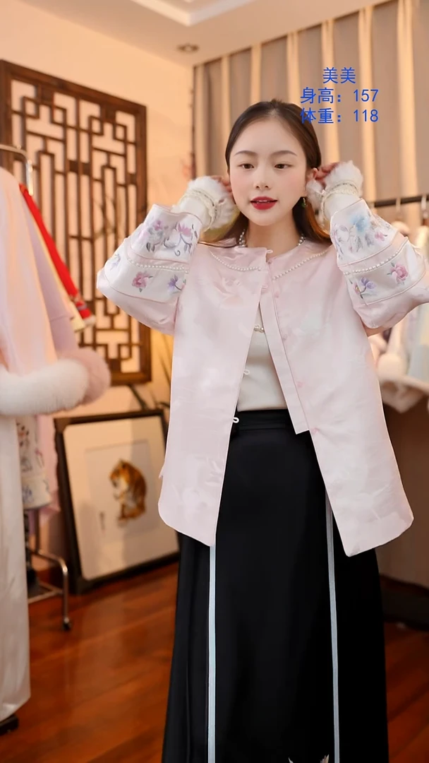 刺绣非遗服饰一物一件