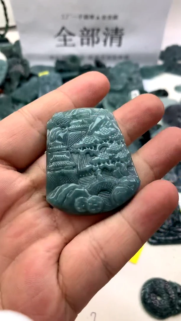 翡翠未镶嵌颈饰山水