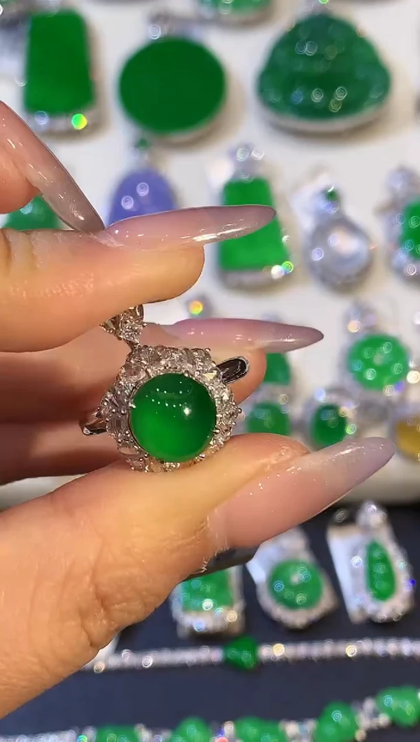 18K金镶嵌戒指翡翠多样性发其一