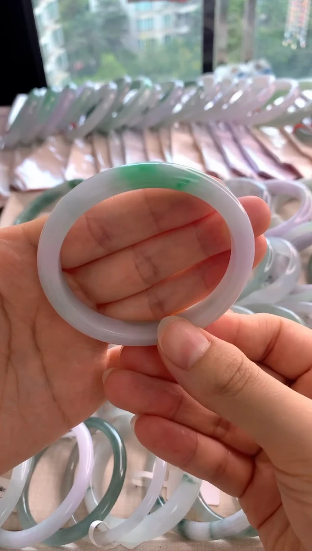 未镶嵌手镯翡翠55.8白底青贵妃