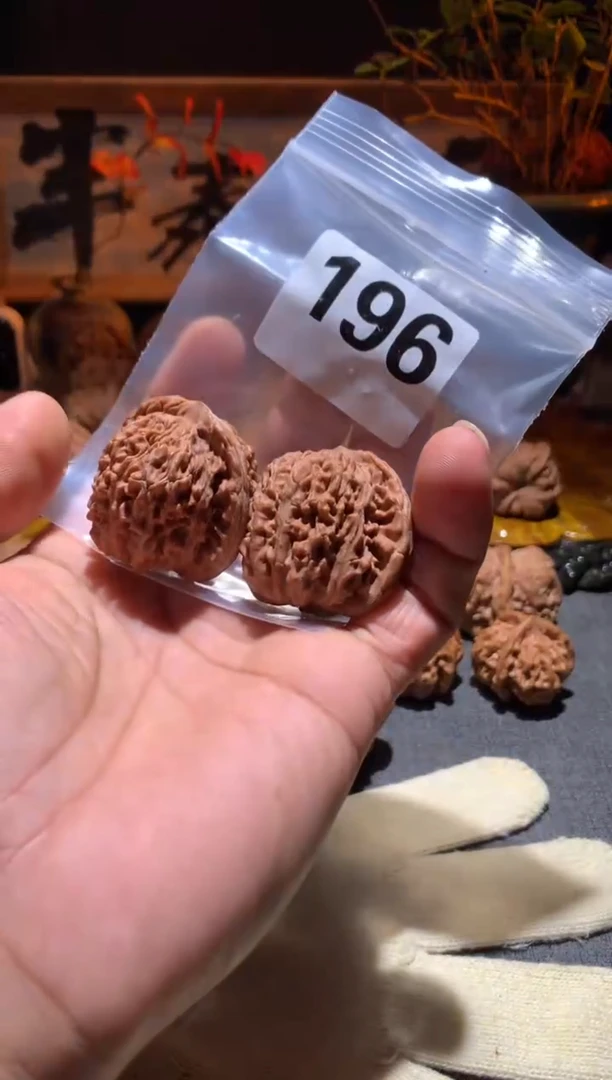 把件桃核刘*196号  四座楼 38  尺寸左右盘玩打底不支持退换