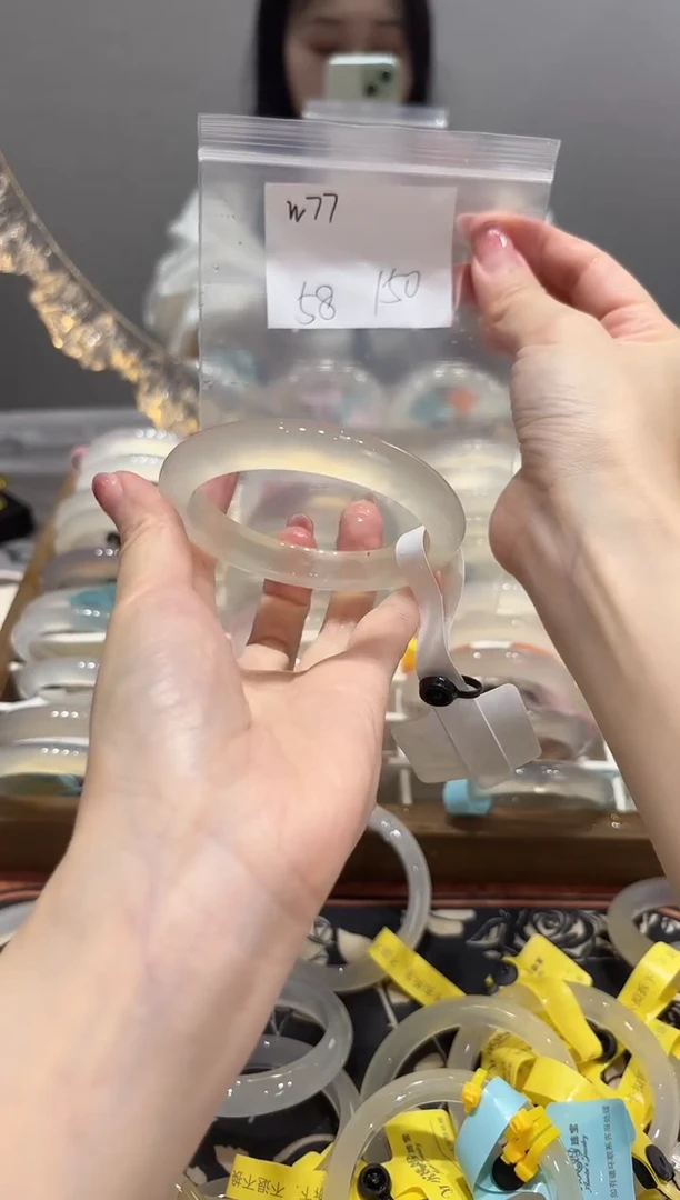 手镯玛瑙/玉髓未镶嵌塔****6W77