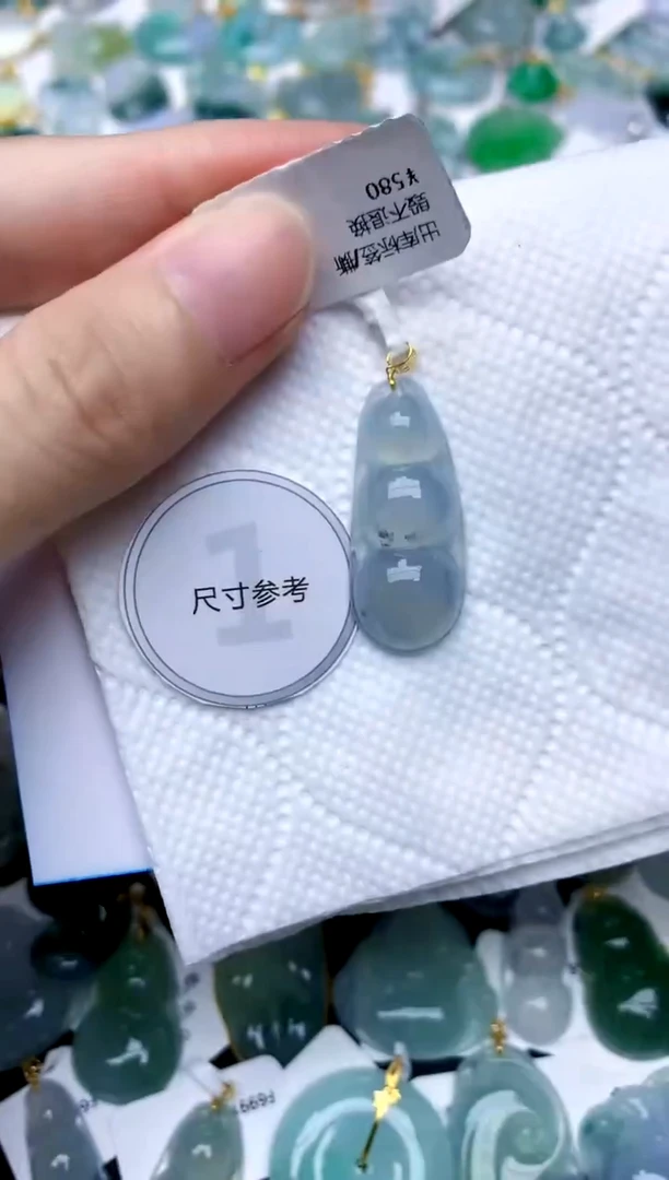颈饰18K金镶嵌翡翠天然A货翡翠