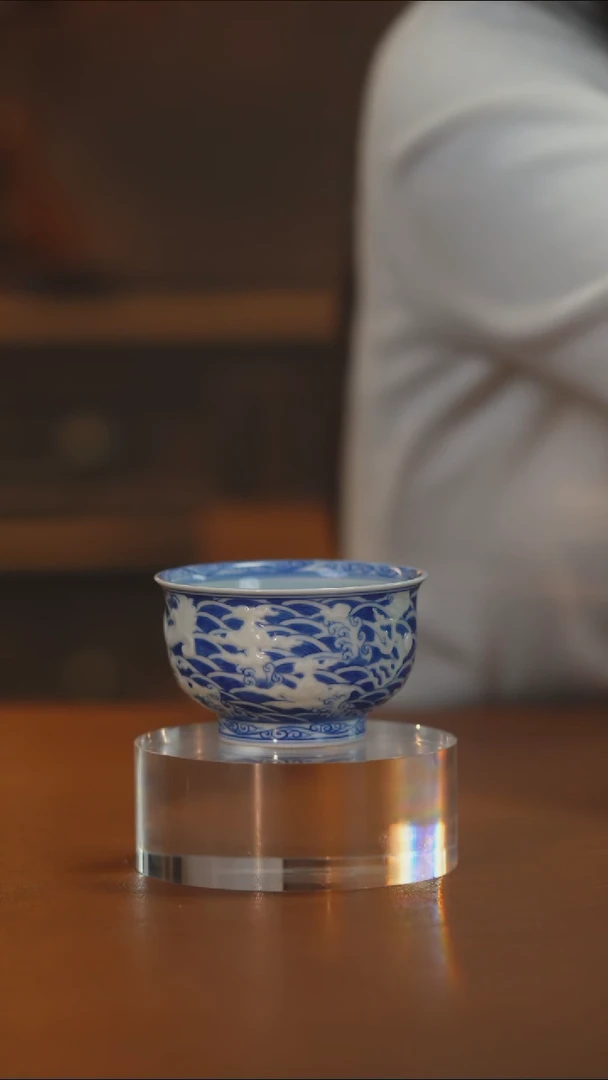 堆雕青花应龙海浪炉士杯
