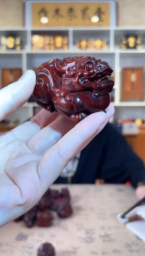 檀香紫檀（小叶紫檀）趴小貔貅把件单个