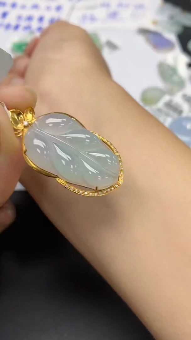 翡翠18K金镶嵌颈饰天然缅甸a货翡翠