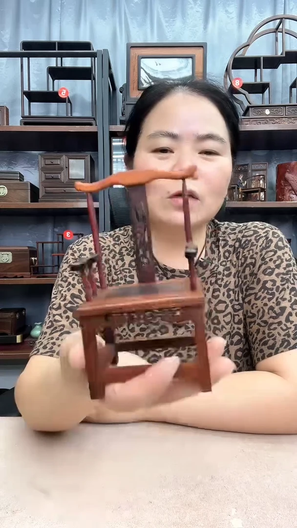 鸡翅木类端景台官帽椅