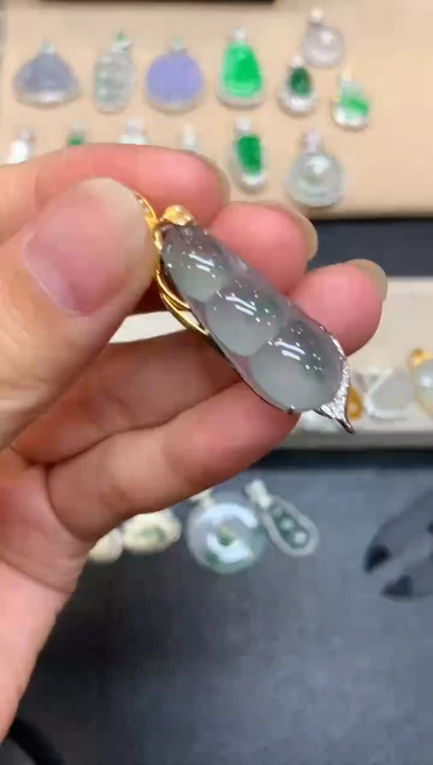 颈饰18K金镶嵌翡翠福豆【无服务费