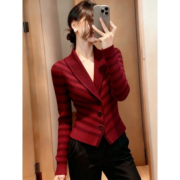 2025秋冬新款安可拉红色条纹毛衣女高级感气质减龄V领针织开衫潮