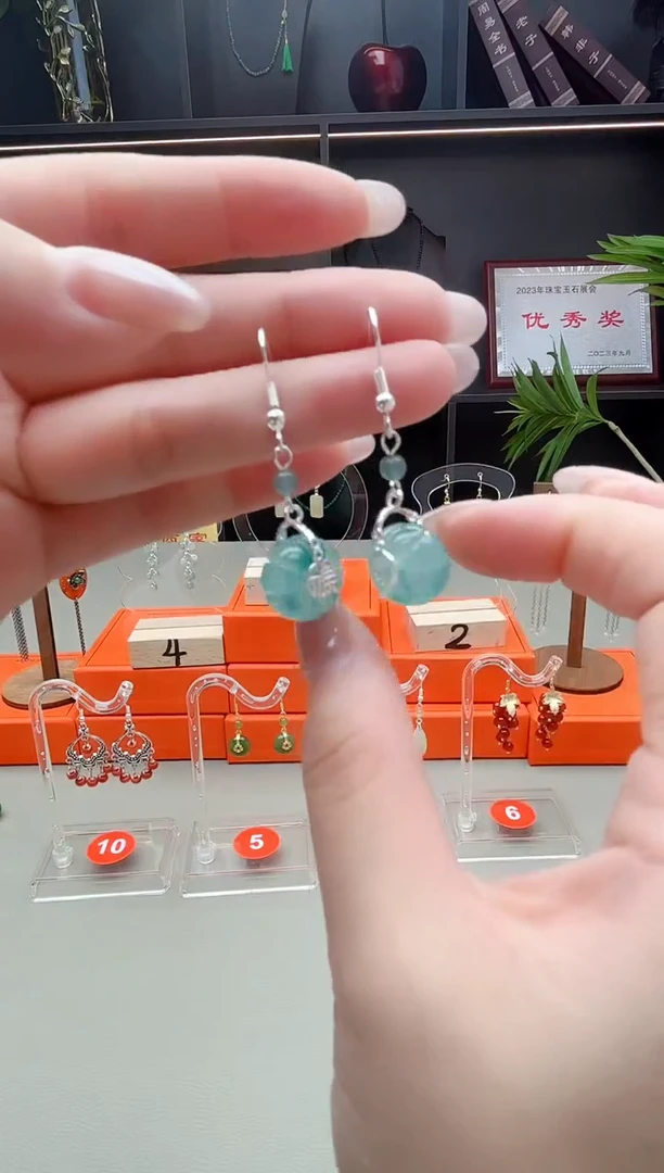 未镶嵌石英质玉（天山翠）耳钉F02