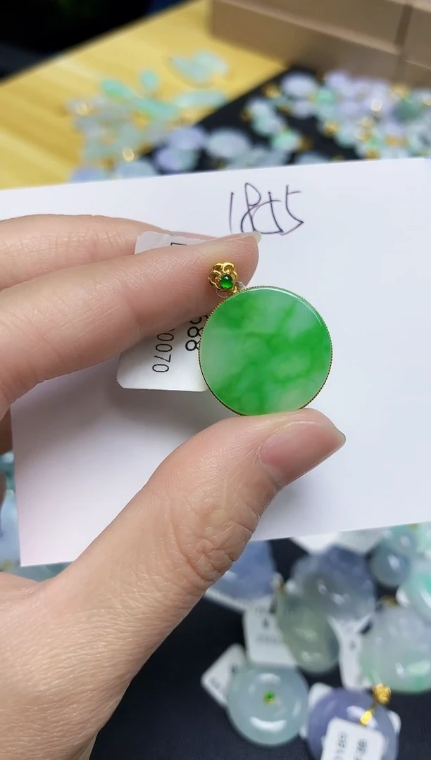 翡翠18K金镶嵌颈饰 天然缅甸翡翠A货