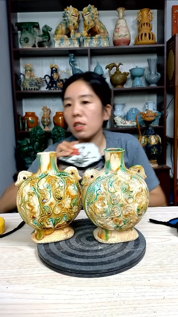 经典一对精美复古风格瓷器