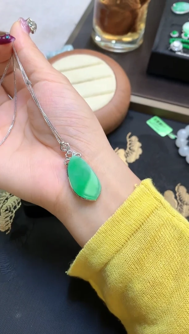 18K金镶嵌挂件翡翠随行不含链