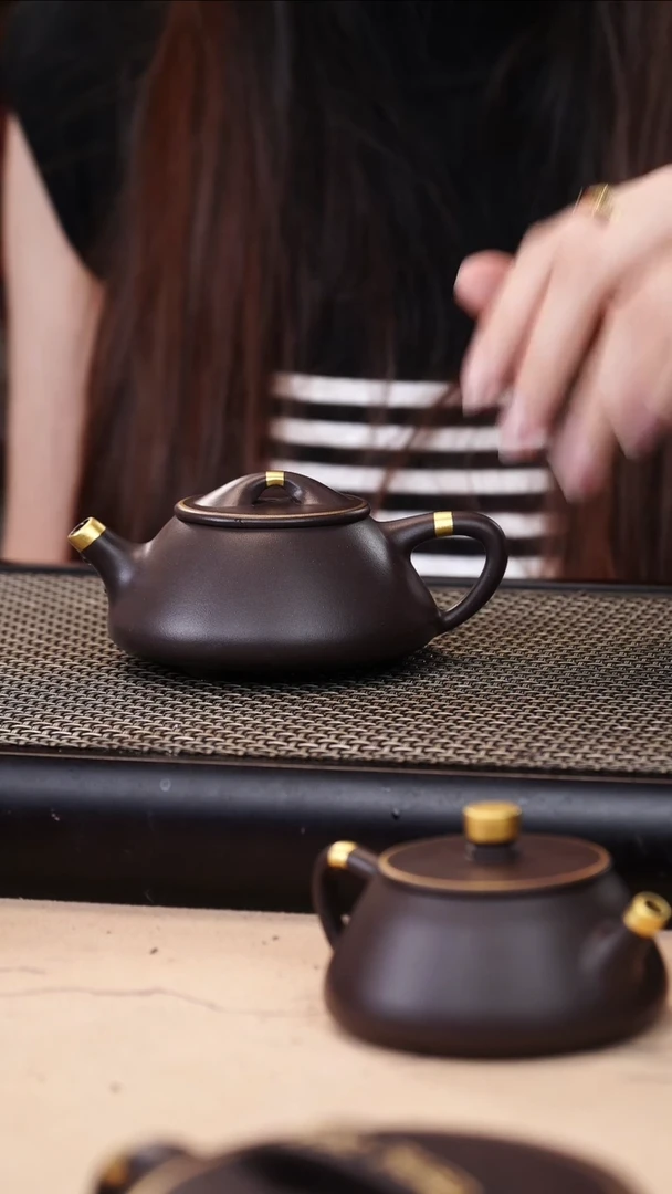 茶壶紫砂四号井茄皮紫泥描金景舟石瓢150cc