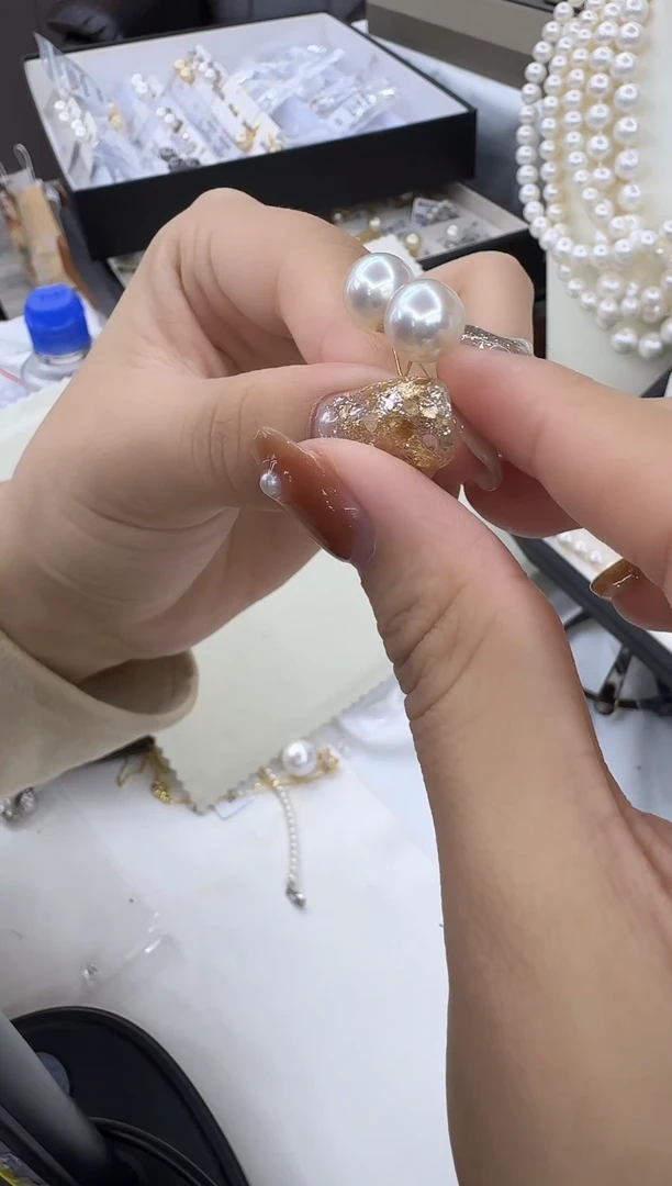 18K金镶嵌耳饰海水珍珠18k金 9-10mm海水澳白珍珠耳钉 ED2334