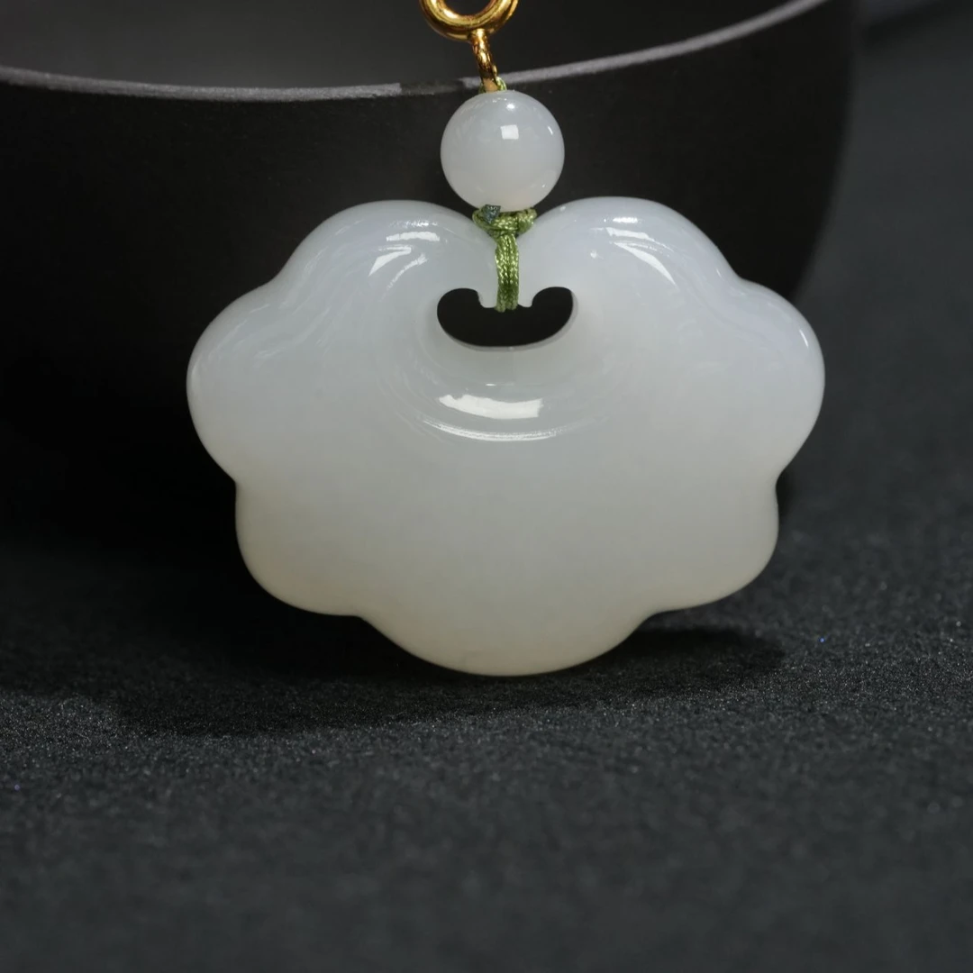 052115WM和田玉青海料如意锁吊坠规格：23*31*11多样性发其一