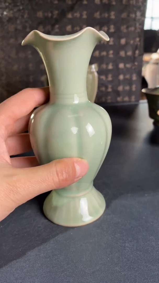 耀州窑仰山花口瓶微瑕