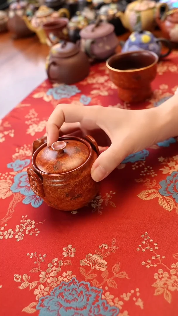 宜兴紫砂 朱泥手抓壶 敦煌