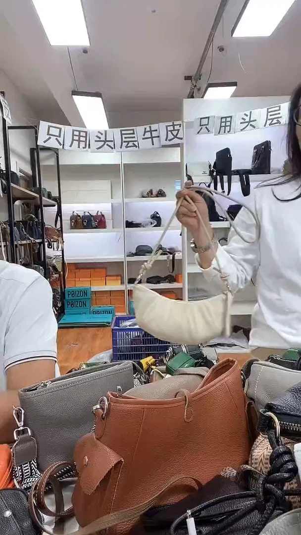 头层牛皮牛角包米白色
