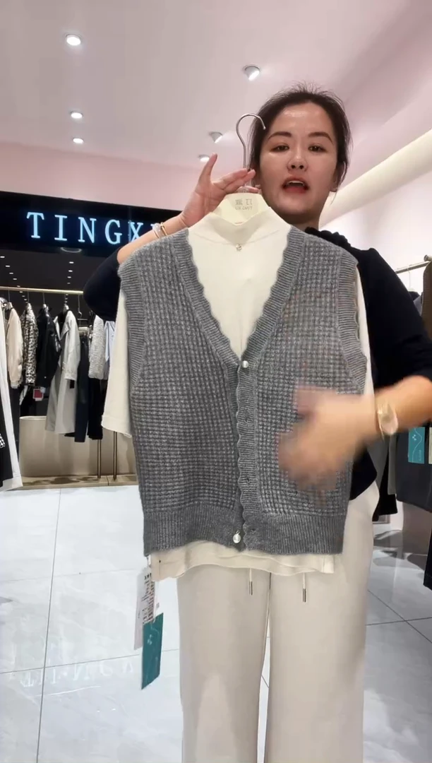 110-135斤穿灰色羊毛马甲990935