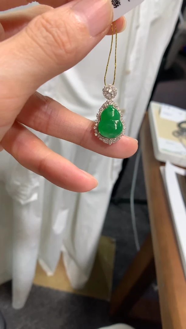 翡翠18K金镶嵌颈饰葫芦