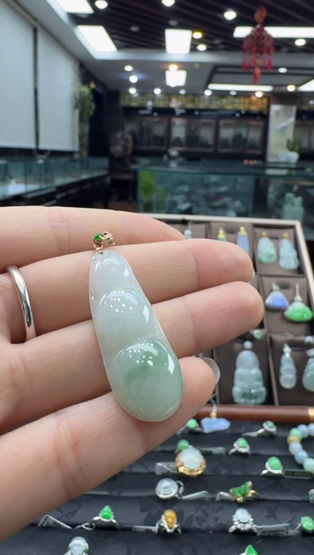 颈饰18K金镶嵌翡翠豆子