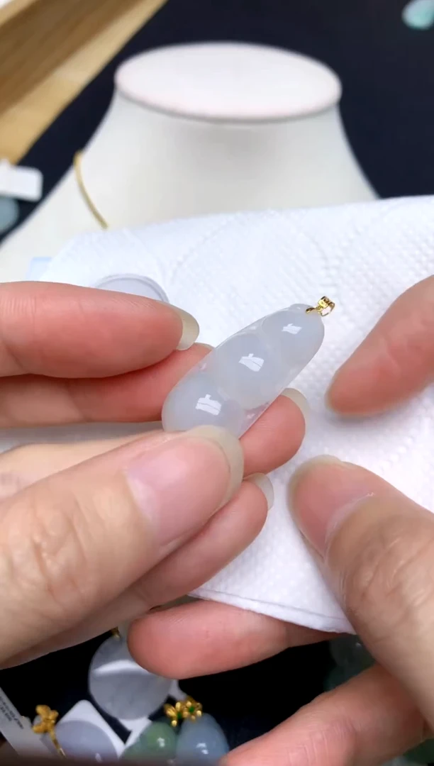 颈饰18K金镶嵌翡翠天然A货翡翠