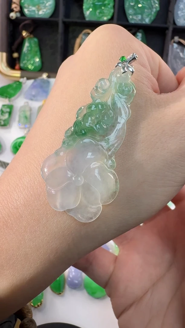 颈饰18K金镶嵌翡翠缅甸A货翡翠