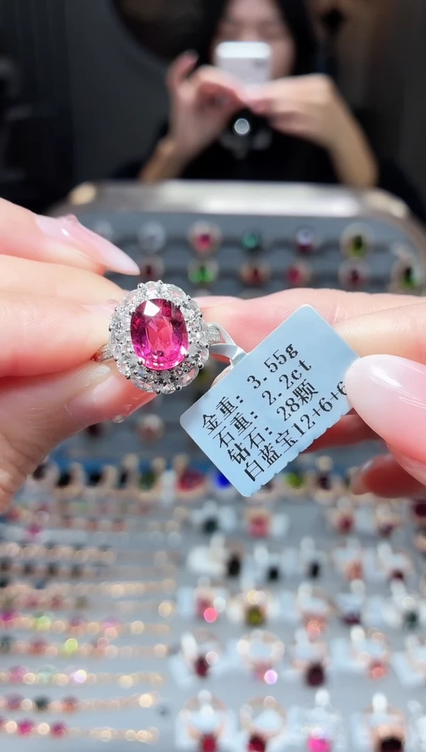 18K金镶嵌戒指红宝石2.2ct