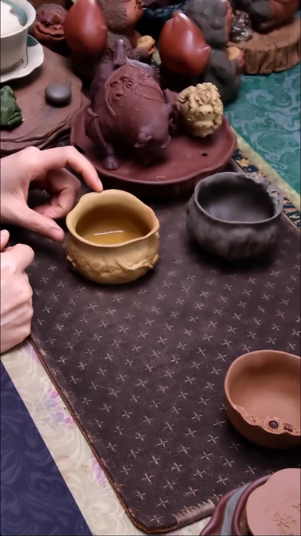 张月《钱袋供春杯》