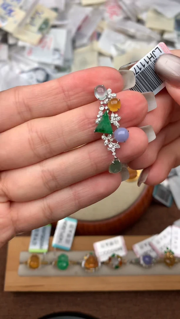 18K金镶嵌挂件翡翠—