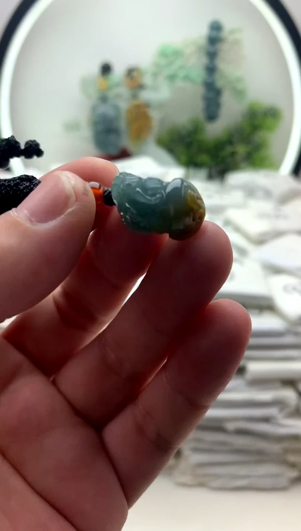 翡翠未镶嵌颈饰小貔貅