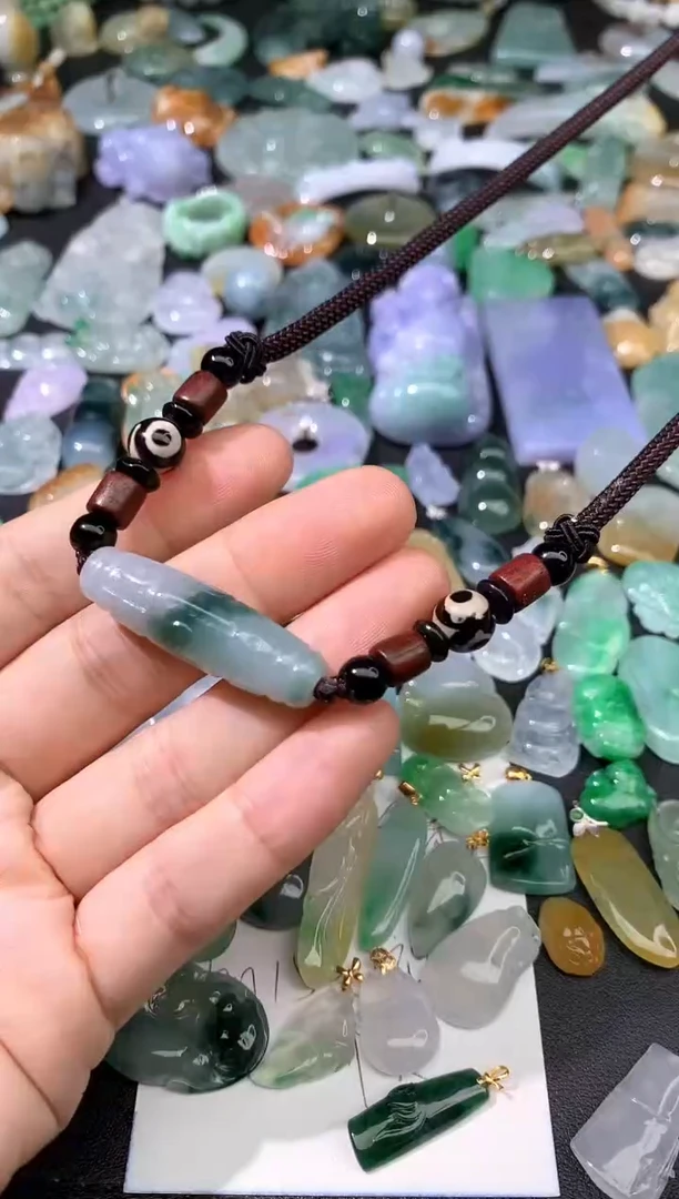 颈饰未镶嵌翡翠吊坠