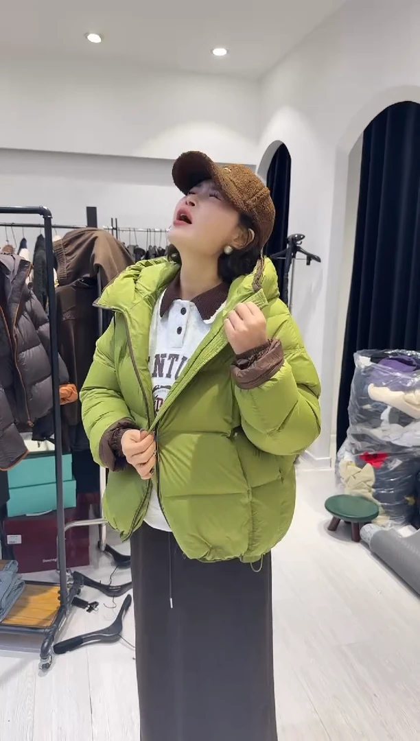 S码绿色羽绒服设计师款