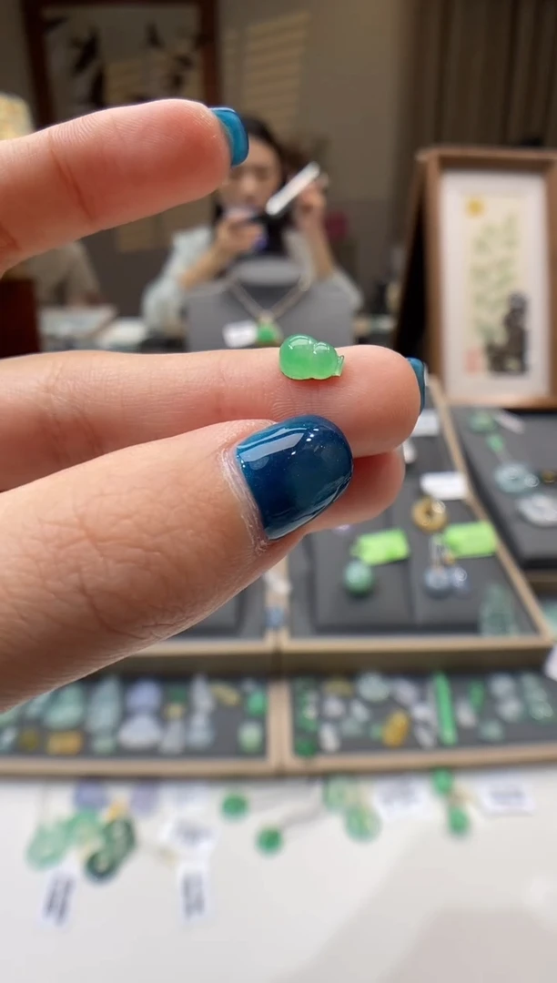 翡翠未镶嵌颈饰葫芦