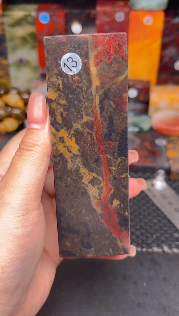 玉桂林鸡血玉摆件 编号：13