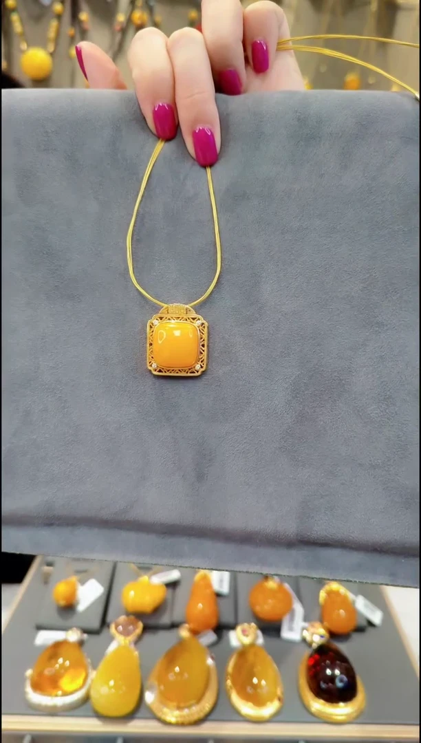 【闪购商品】蜜蜡颈饰银S925镀金镶嵌B062蜜蜡吊坠赠项圈