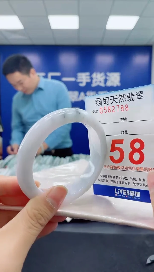 未镶嵌手镯翡翠天然翡翠手镯