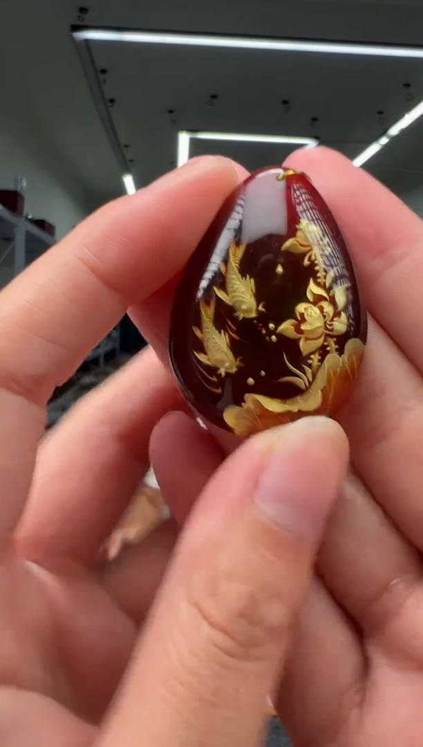 未镶嵌颈饰琥珀鱼