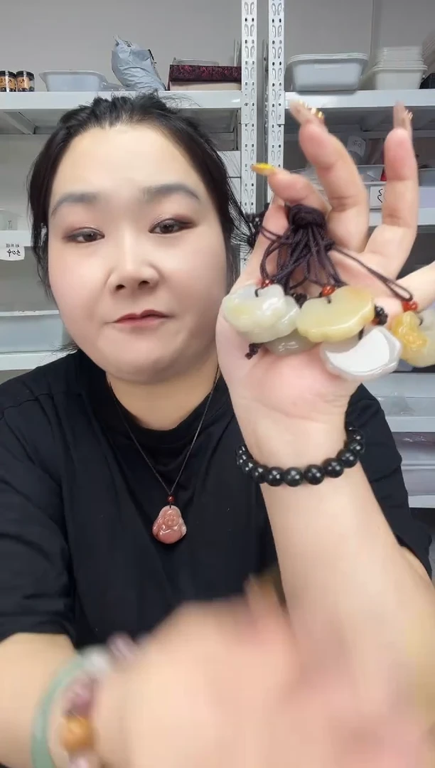 密玉（石英质玉）黄白如意锁未镶嵌发一个