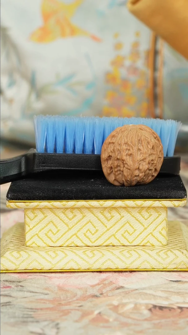 【闪购商品】文玩核桃把件一只核桃送一把刷子