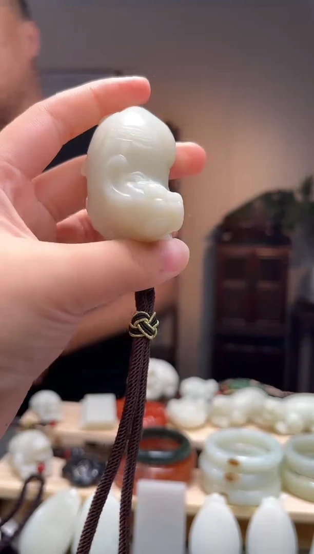 颈饰未镶嵌和田玉是****鸭吊坠